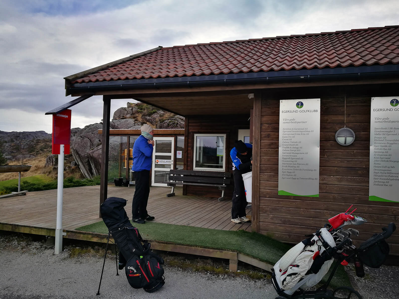Klubbhuset til Egersung golfklubb med kiosk og en liten proshop