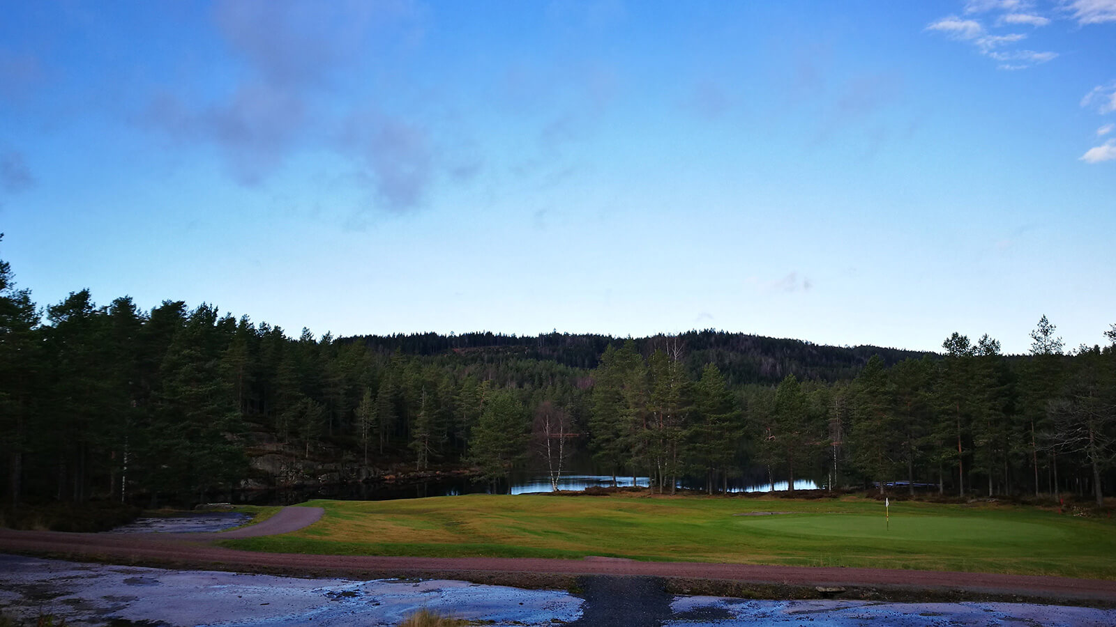 Utsikt mot greenen på hull 10, Kjekstad Golfklubb